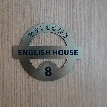 Gazde/Camere de închiriat House *